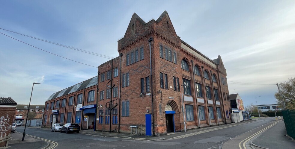 10-30 Robinson St E, Grimsby for sale - Building Photo - Image 1 of 1