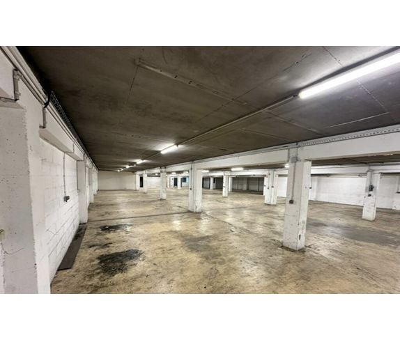 Industrial in Montrouge to rent - Building Photo - Image 2 of 6