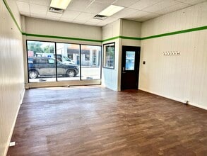 217 E Main St, Clinton, IL to rent Interior Photo- Image 2 of 15