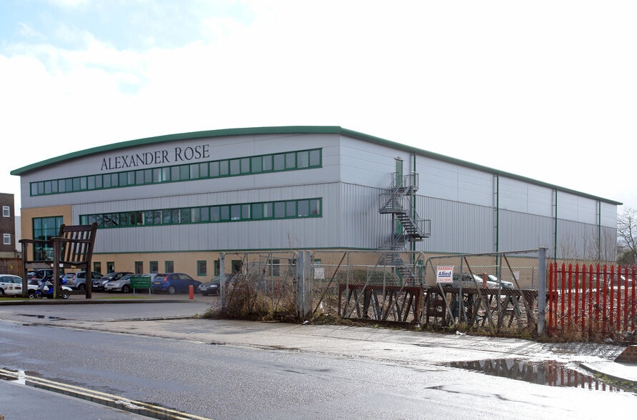 61 Victoria Rd, Burgess Hill to rent - Building Photo - Image 2 of 5