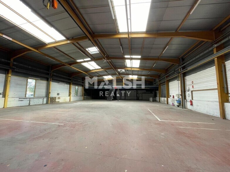 Industrial in Vénissieux to rent - Interior Photo - Image 2 of 18