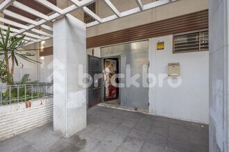 Retail in Barcelona, Barcelona to rent Building Photo- Image 2 of 11
