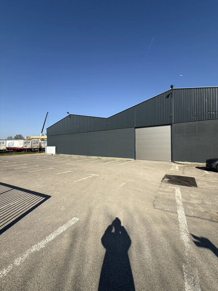 Industrial in Le Mesnil-Amelot to rent - Building Photo - Image 2 of 5