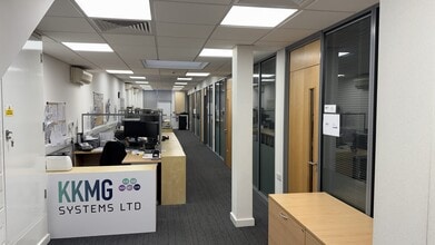 23 Station Clos, Potters Bar to rent Interior Photo- Image 2 of 4