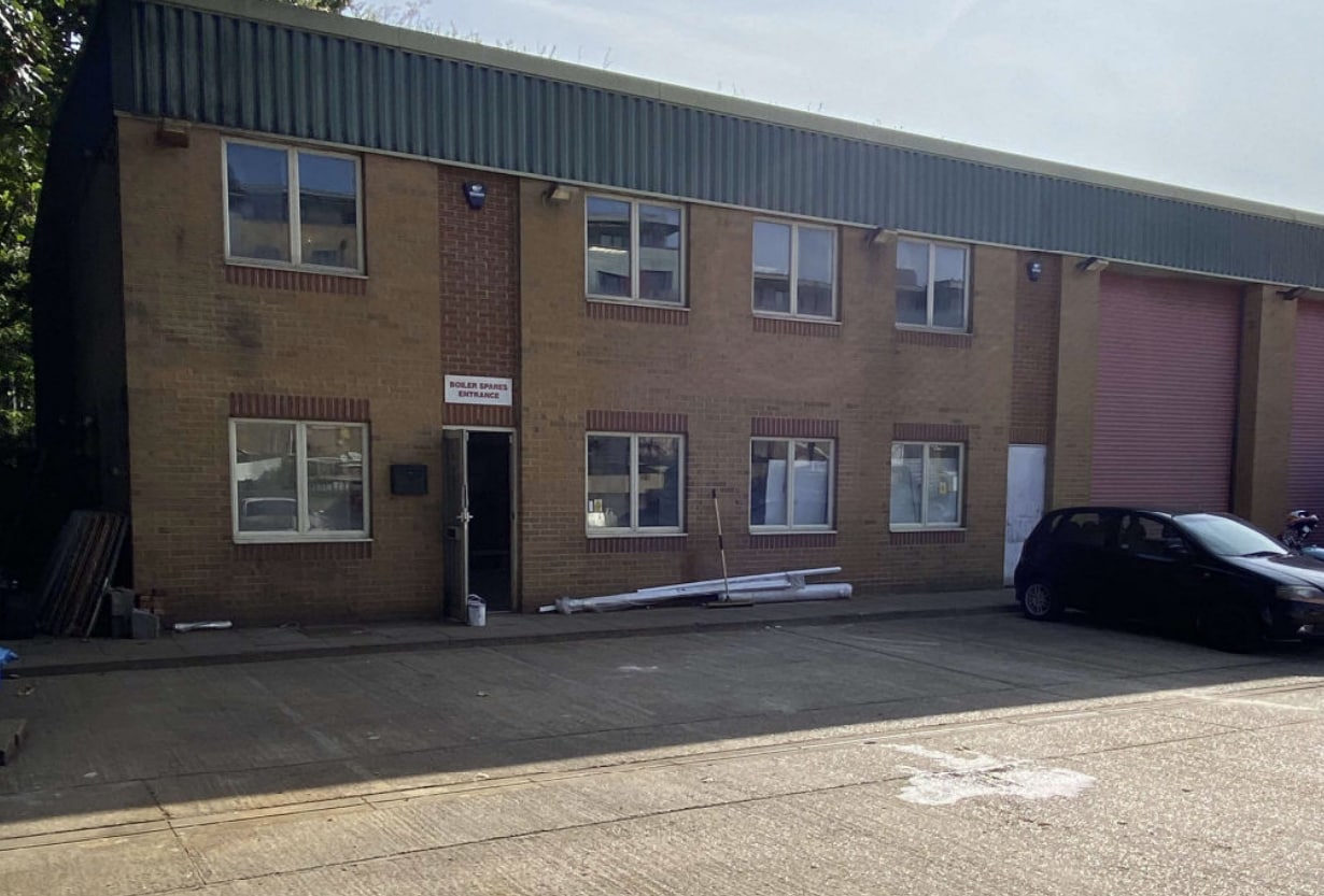 London Rd, Wallington to rent Building Photo- Image 1 of 4