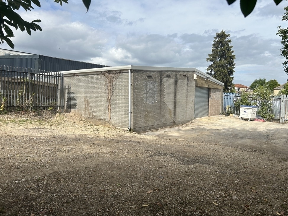 36-38 Thornhill Park Rd, Southampton to rent Building Photo- Image 1 of 5