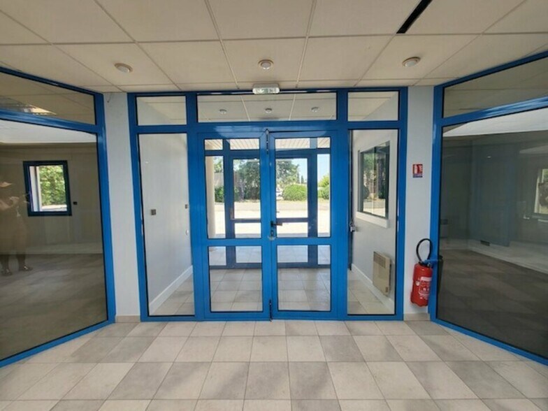 Office in Avignon for sale - Lobby - Image 3 of 12