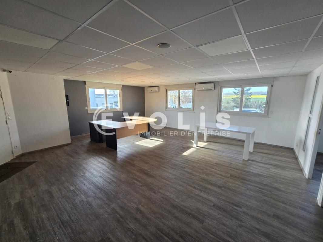 Office in Egly to rent Interior Photo- Image 1 of 8