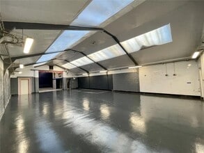 25 Bowlers Croft, Basildon to rent Interior Photo- Image 1 of 4