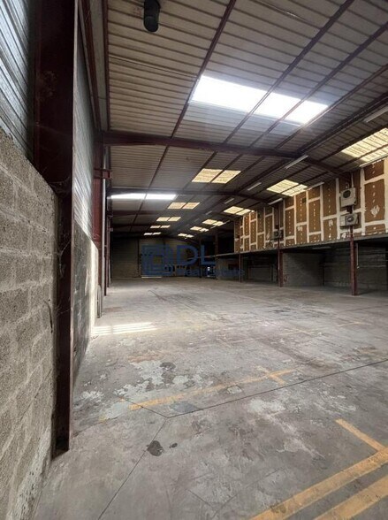 Industrial in Élancourt to rent - Interior Photo - Image 1 of 7