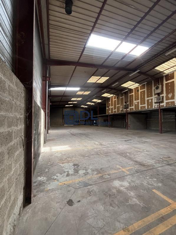 Industrial in Élancourt to rent Interior Photo- Image 1 of 8