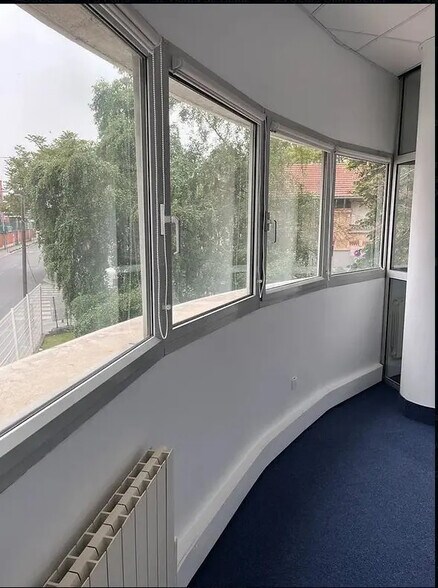 Office in Saint-Ouen-Sur-Seine to rent - Building Photo - Image 2 of 11