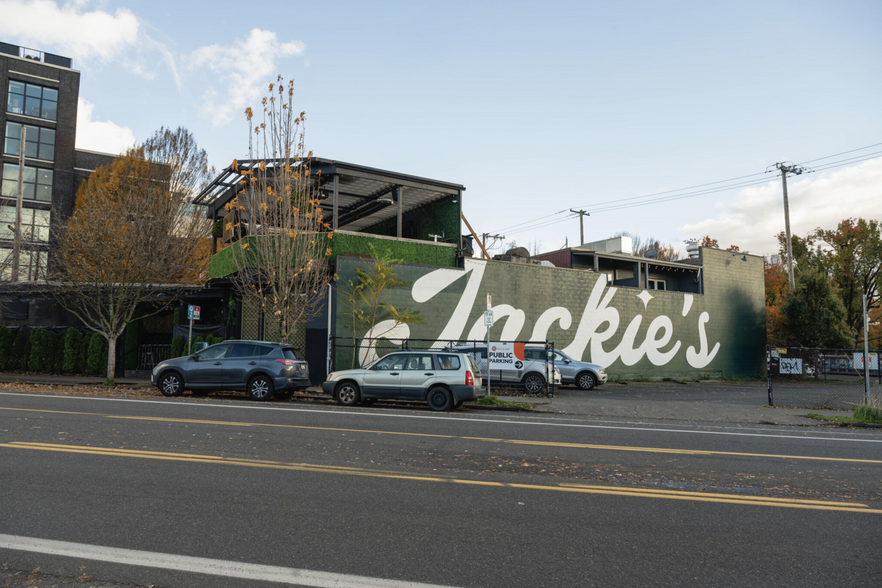 930 SE Sandy Blvd, Portland, OR for sale - Building Photo - Image 1 of 6