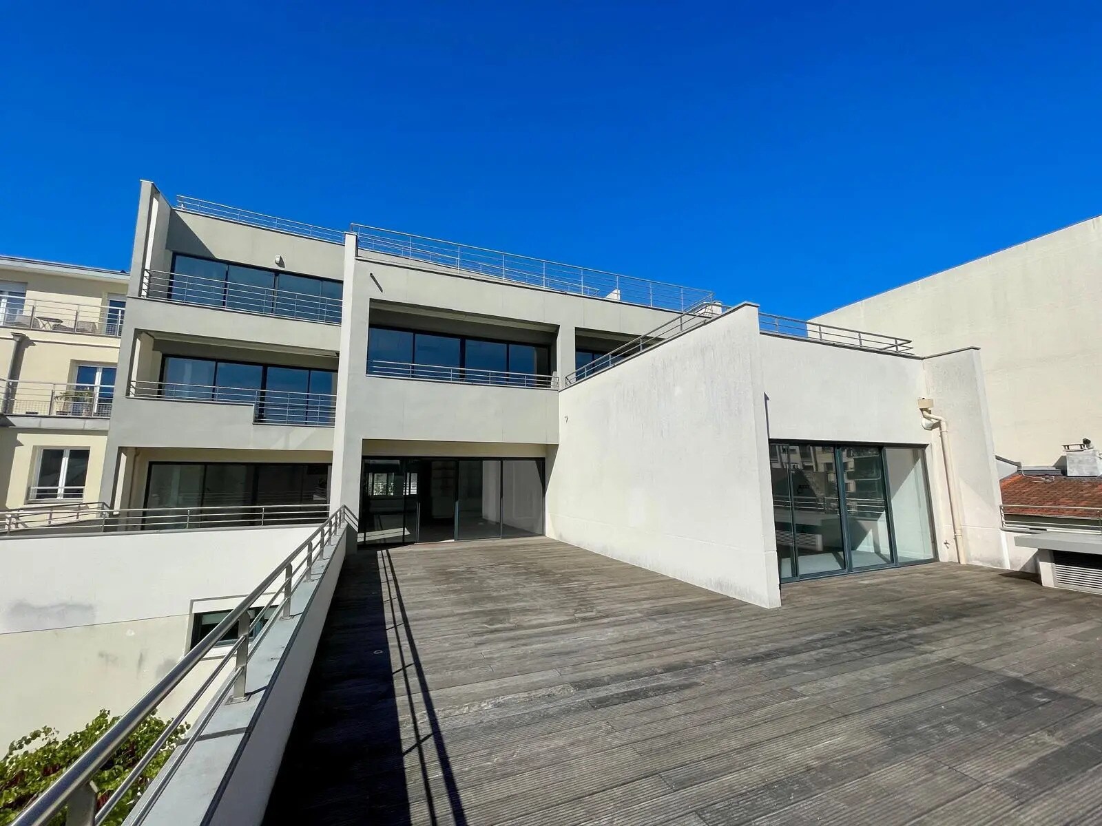 16 Rue Jules Ferry, Courbevoie to rent Building Photo- Image 1 of 5