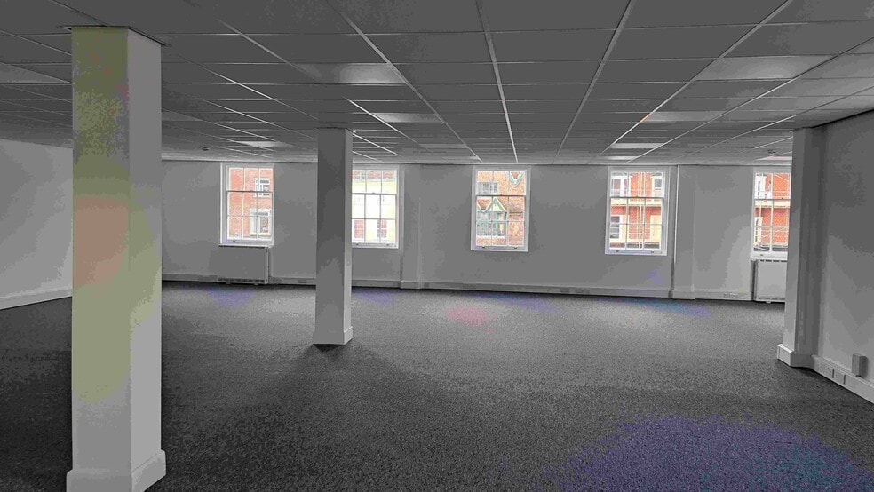 8-9 High St, Marlborough to rent - Building Photo - Image 3 of 3