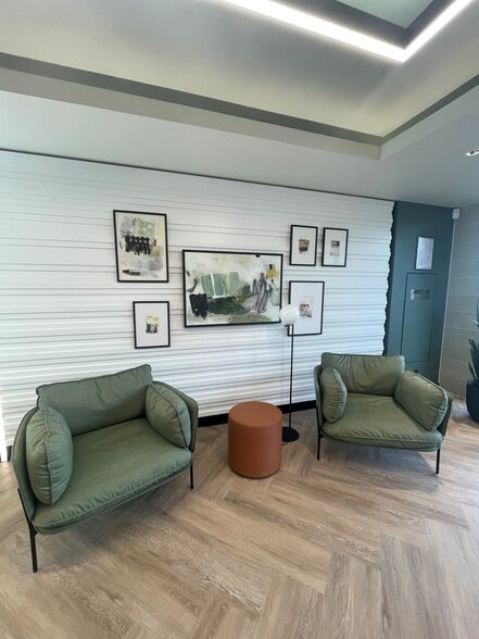 25 High St, Crawley to rent - Interior Photo - Image 2 of 11