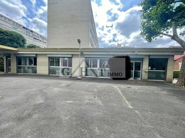Retail in Vincennes to rent Building Photo- Image 1 of 7