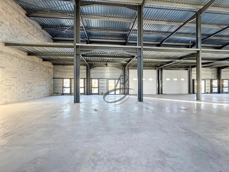 Light Industrial in Bourgoin-Jallieu to rent - Building Photo - Image 2 of 11