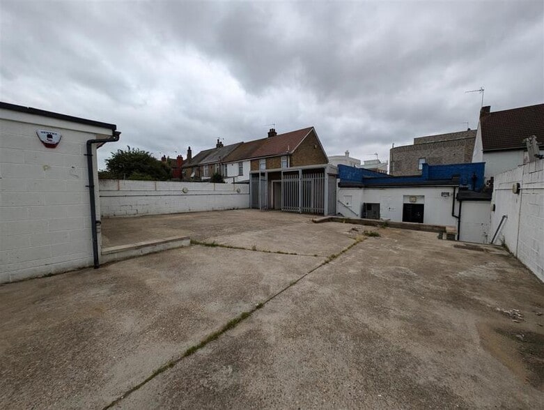 17 High St, Northfleet to rent - Building Photo - Image 2 of 5