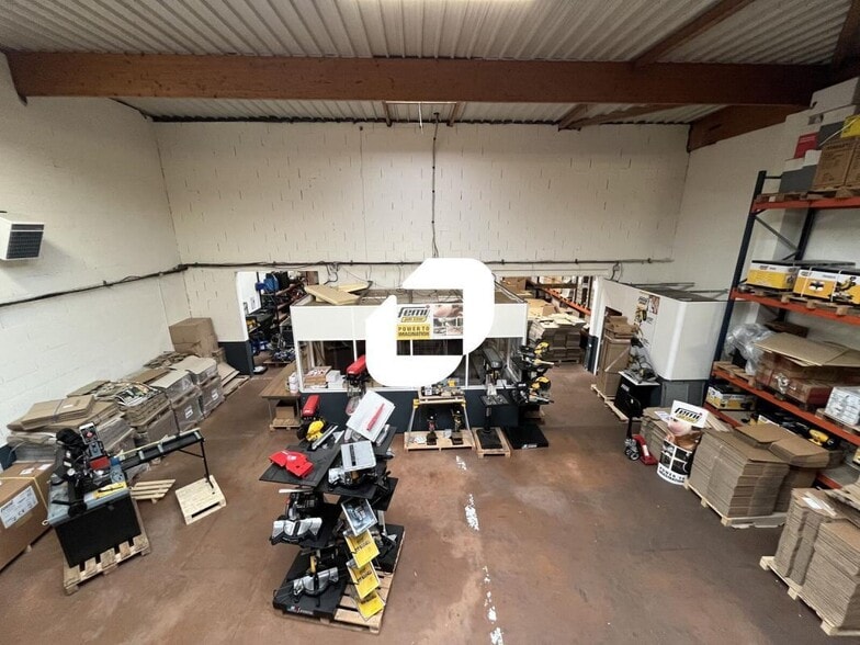 Light Industrial in Décines-Charpieu to rent - Interior Photo - Image 2 of 11