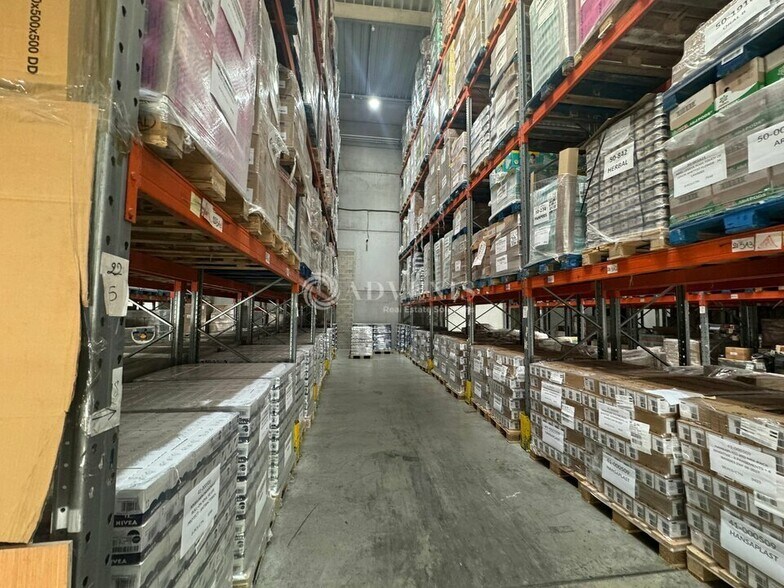 Industrial in Stains to rent - Interior Photo - Image 2 of 12