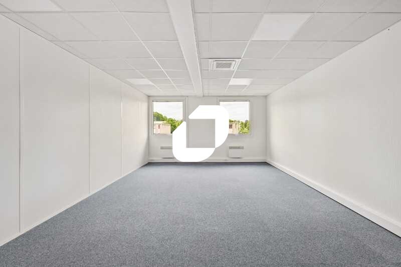 Office in Tremblay-en-France to rent - Interior Photo - Image 2 of 13