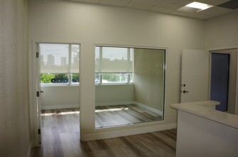 100 N Federal Hwy, Hallandale Beach, FL for rent Building Photo- Image 2 of 8