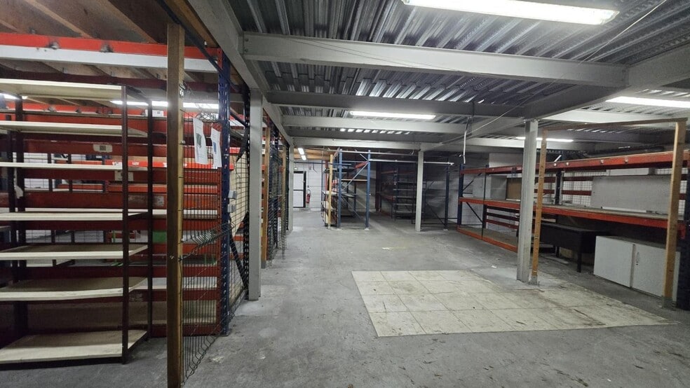 Light Industrial in La Farlède to rent - Interior Photo - Image 3 of 7
