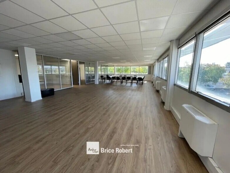 5 Rue Edison, Bron to rent - Building Photo - Image 1 of 5