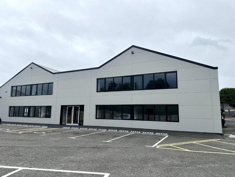 72 Cathedral Rd, Armagh to rent - Primary Photo - Image 1 of 2