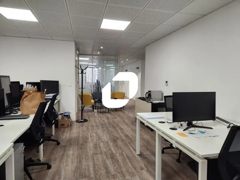Office in Bordeaux to rent - Building Photo - Image 2 of 7