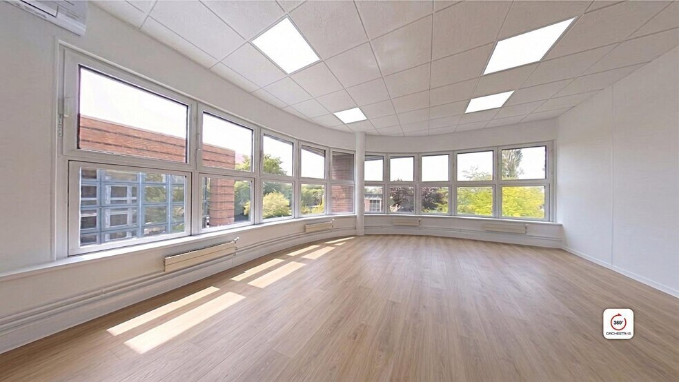 Office in Noisy-le-Grand to rent - Building Photo - Image 1 of 8