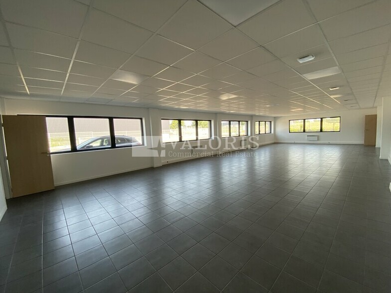 Light Industrial in Colombier-Saugnieu to rent - Interior Photo - Image 3 of 3