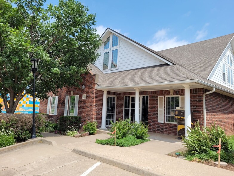 17 E Hurd St, Edmond, OK for rent - Building Photo - Image 1 of 26