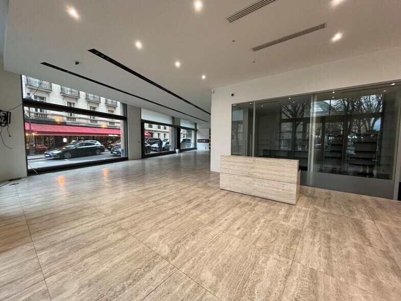 Retail in Paris to rent - Interior Photo - Image 3 of 3