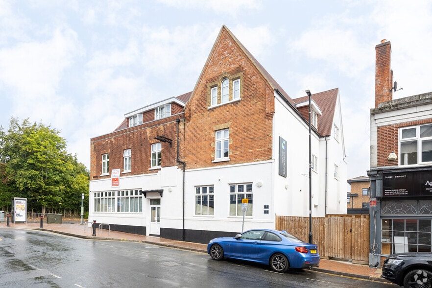 121 London Rd, Camberley to rent - Primary Photo - Image 1 of 4
