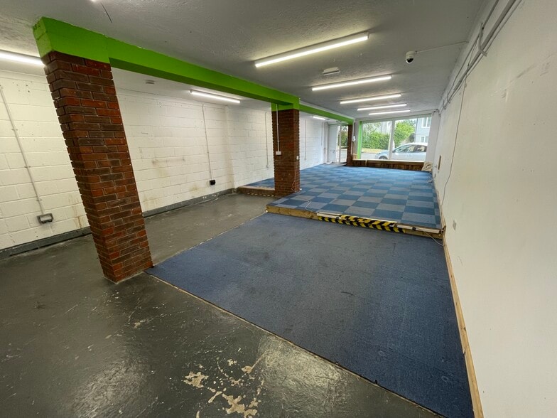 26 Chalet Hl, Bordon to rent - Interior Photo - Image 3 of 4