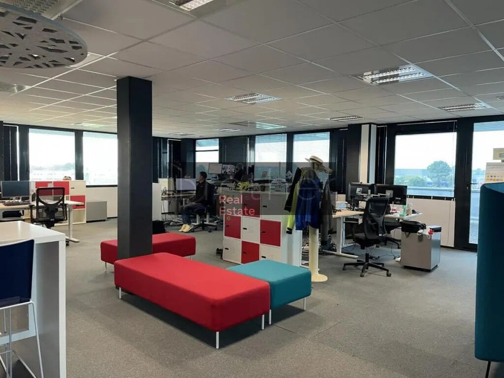 Location Bureaux 353 m² à 6 034 m² - Photo 1