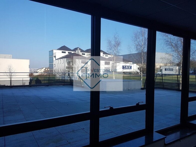 Office in Bry-sur-Marne to rent - Building Photo - Image 3 of 6