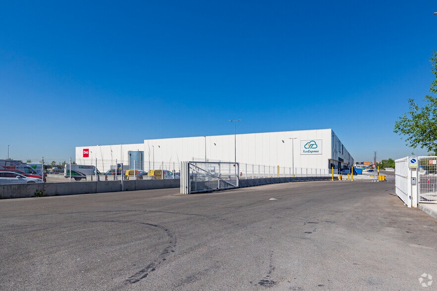 Calle de Eduardo Barreiros, Madrid, Madrid to rent - Building Photo - Image 2 of 2