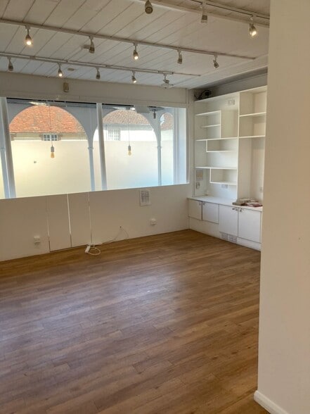 19 High St, Nutfield to rent - Interior Photo - Image 3 of 9