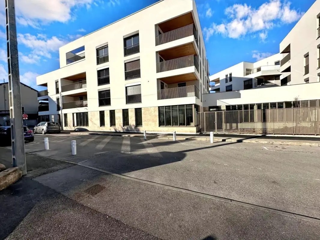 Rue Clémenceau, Bourgoin-Jallieu for sale Building Photo- Image 1 of 9
