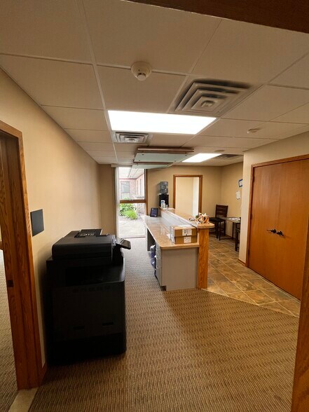 2199 Jolly Rd, Okemos, MI for rent - Interior Photo - Image 3 of 20