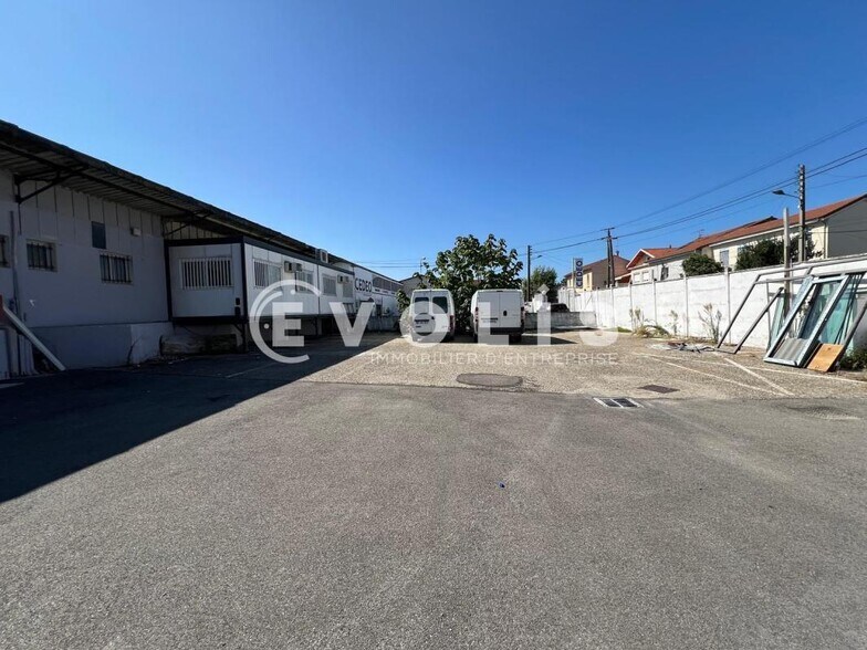 54 Rue Du Champ De L'Orme, Villeurbanne to rent - Building Photo - Image 2 of 9