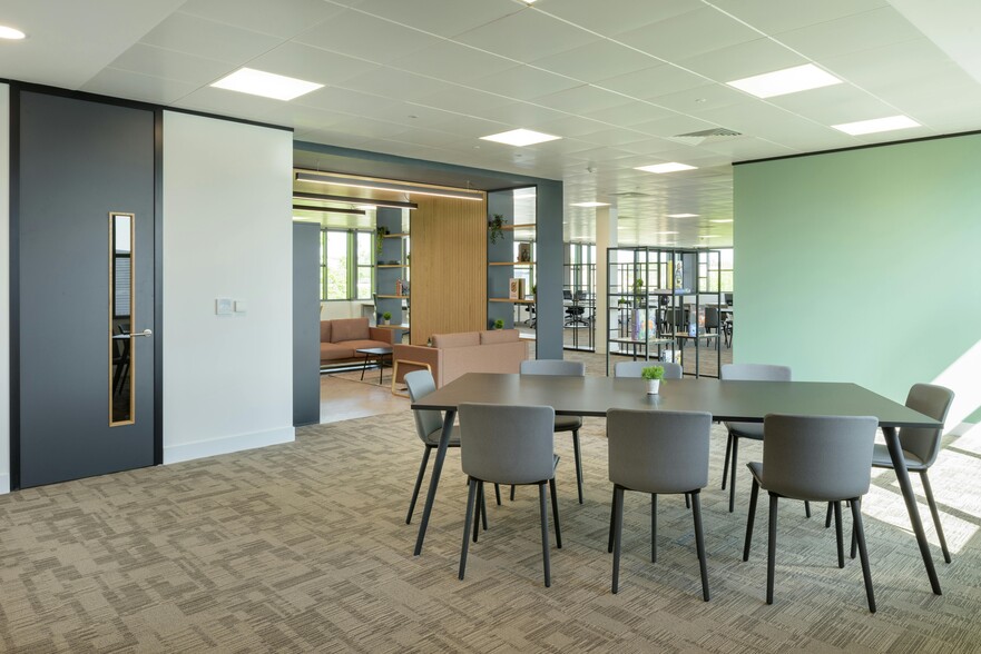 Western Rd, Bracknell to rent - Building Photo - Image 3 of 8