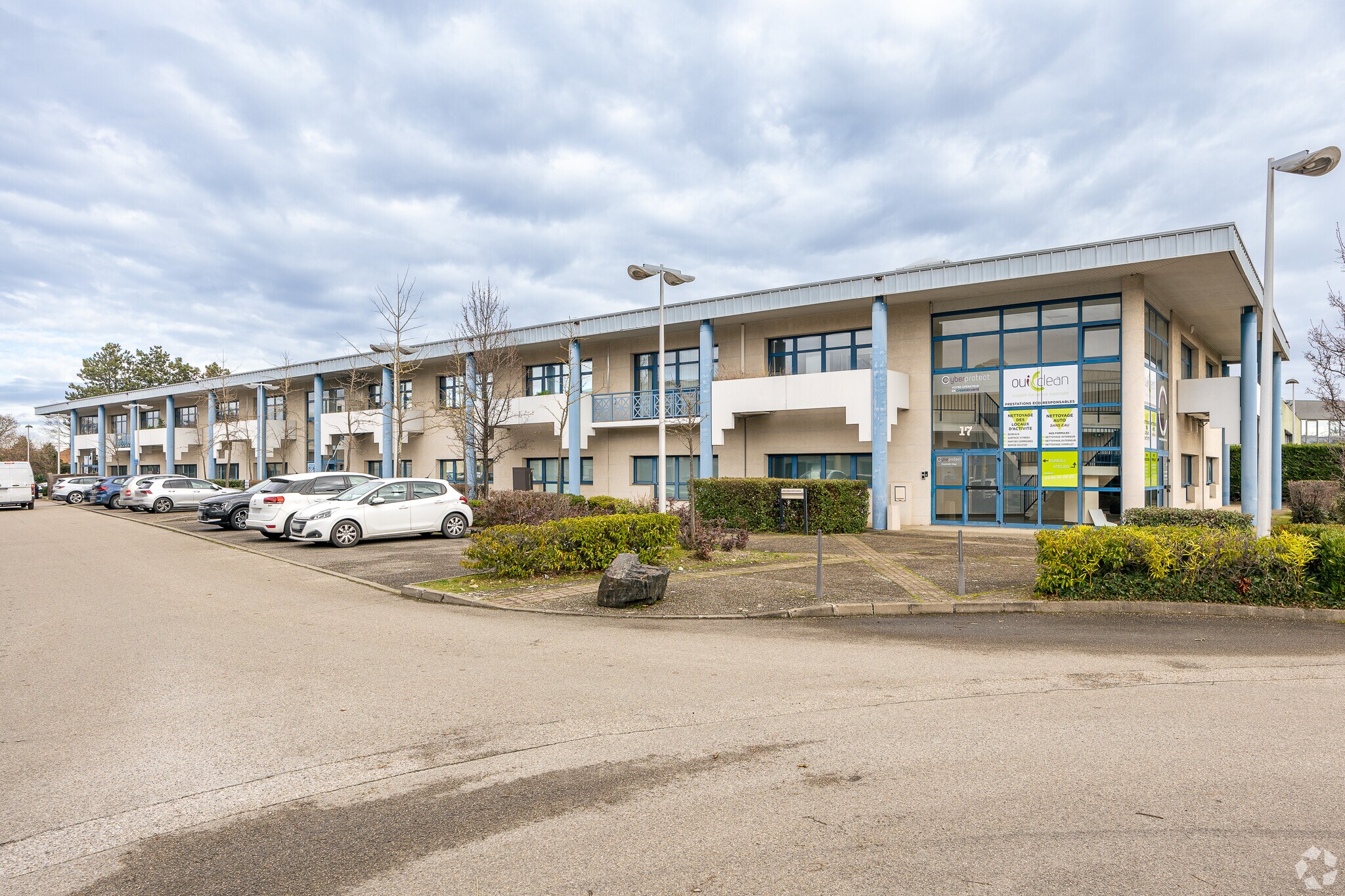 Office in Bron to rent Building Photo- Image 1 of 4