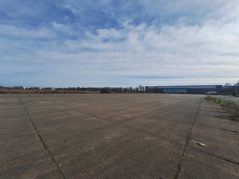 Hooton Park, Ellesmere Port to rent - Building Photo - Image 3 of 5