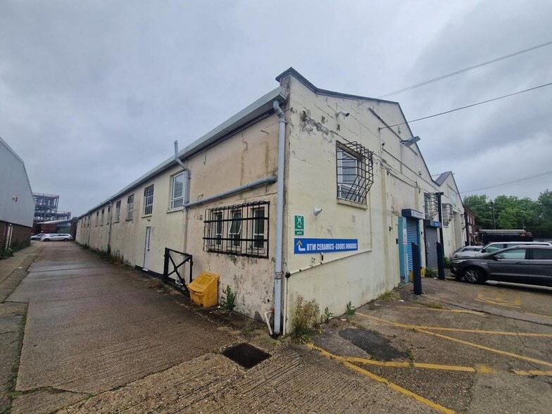 Marshlands Rd, Portsmouth to rent - Building Photo - Image 2 of 9