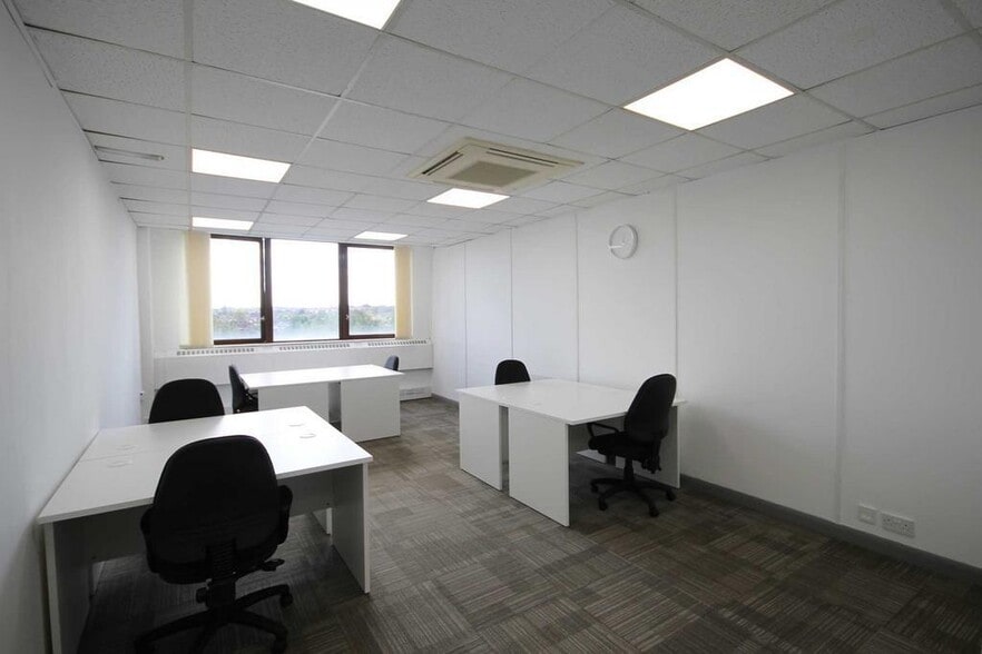 34-44 London Road Rd, Morden to rent - Interior Photo - Image 3 of 9