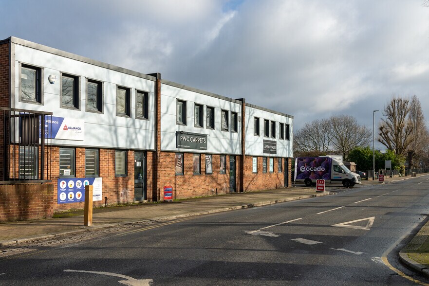 Glenville Mews, London to rent - Building Photo - Image 3 of 6